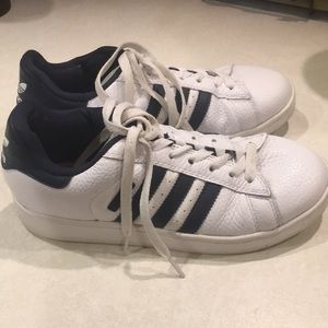 Girls white/navy leather adidas size 5.5 euc